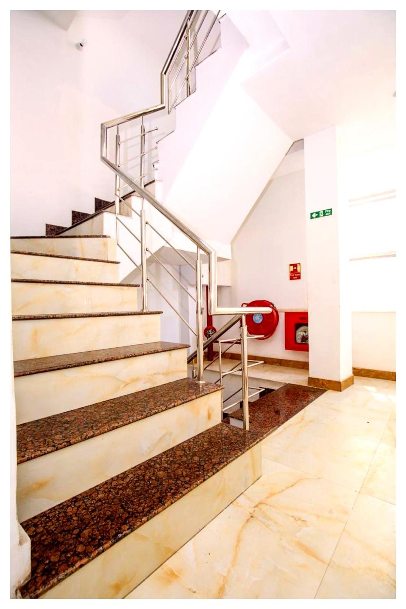 Hotel Premium Travellers # Inn Near Temple - Fully Air Conditioning Hotel - Hygiene And Spacious Room - A Top Rated Luxuary Hotel Merces Екстер'єр фото