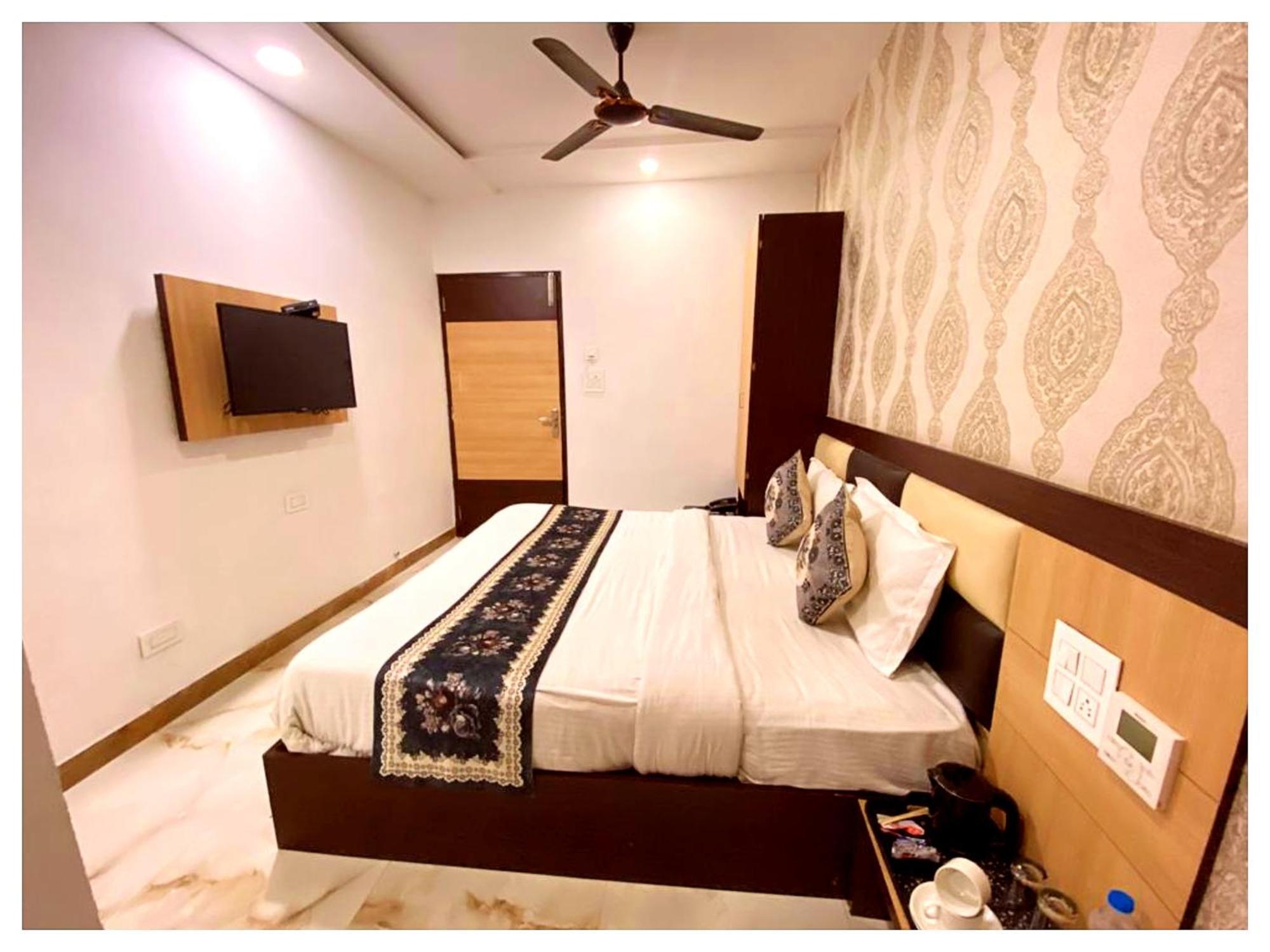 Hotel Premium Travellers # Inn Near Temple - Fully Air Conditioning Hotel - Hygiene And Spacious Room - A Top Rated Luxuary Hotel Merces Екстер'єр фото