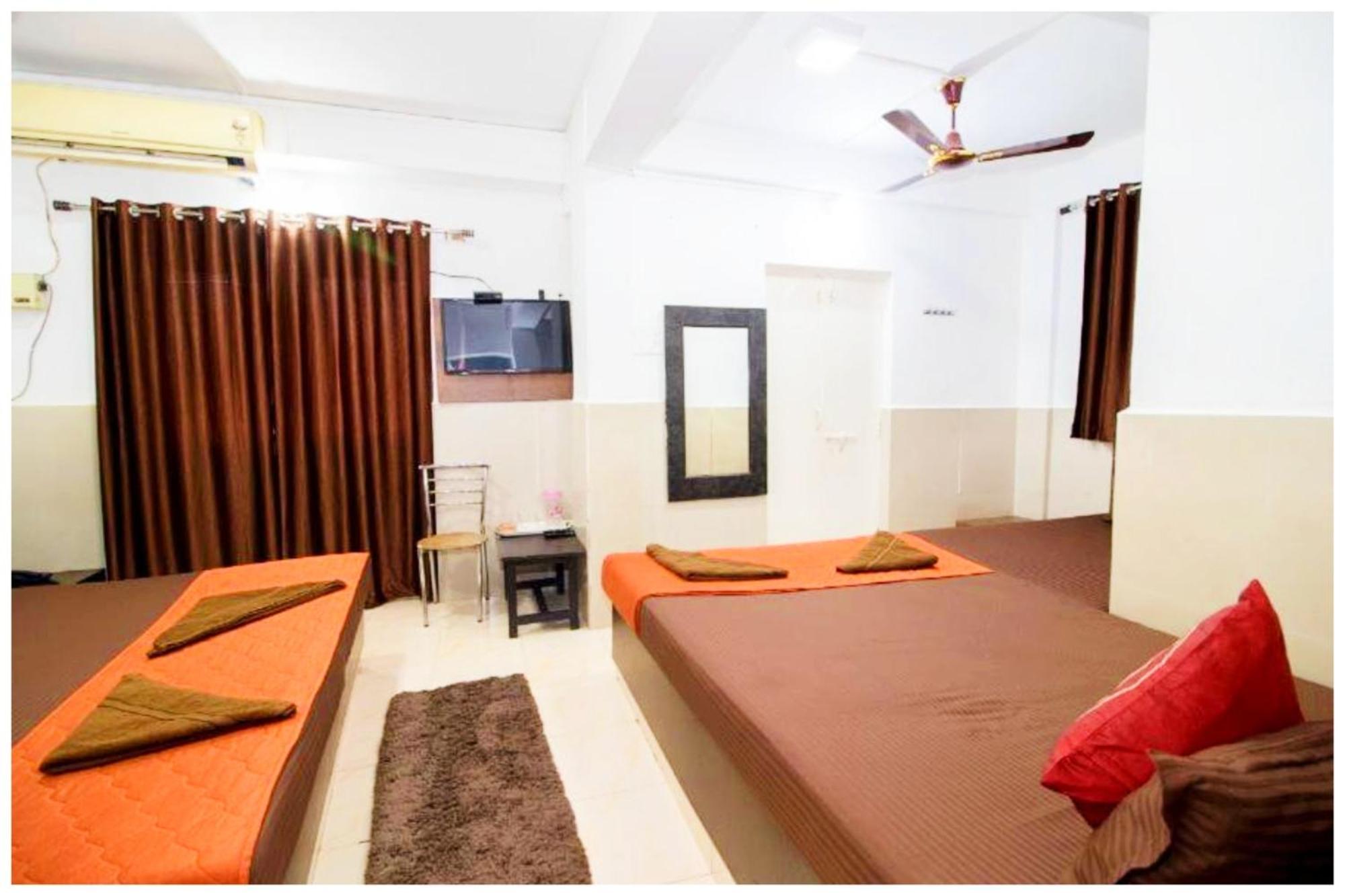 Hotel Premium Travellers # Inn Near Temple - Fully Air Conditioning Hotel - Hygiene And Spacious Room - A Top Rated Luxuary Hotel Merces Екстер'єр фото